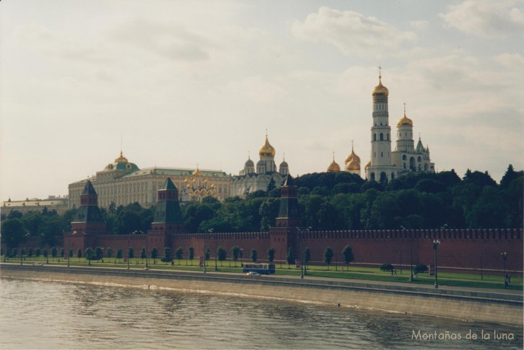 Palacios e iglesias del Kremlin con el Río Moskova